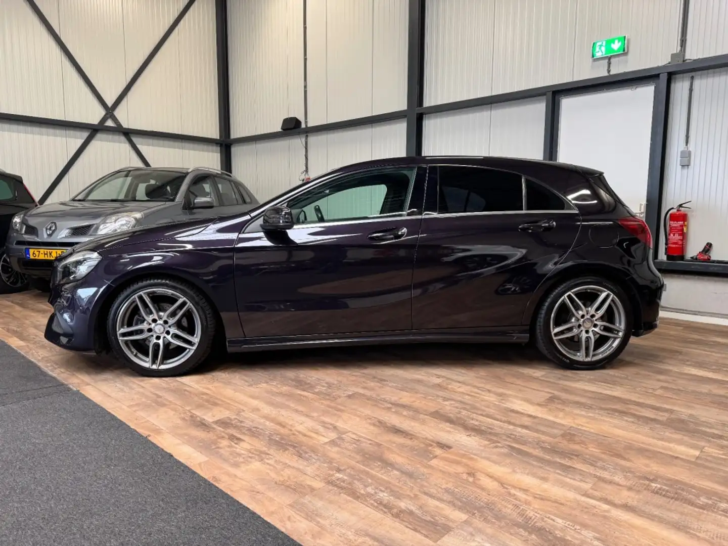 Mercedes-Benz 180 Prestige / AMG-LINE / AUTOMAAT / NAVI / HALF Фиолетовый - 2