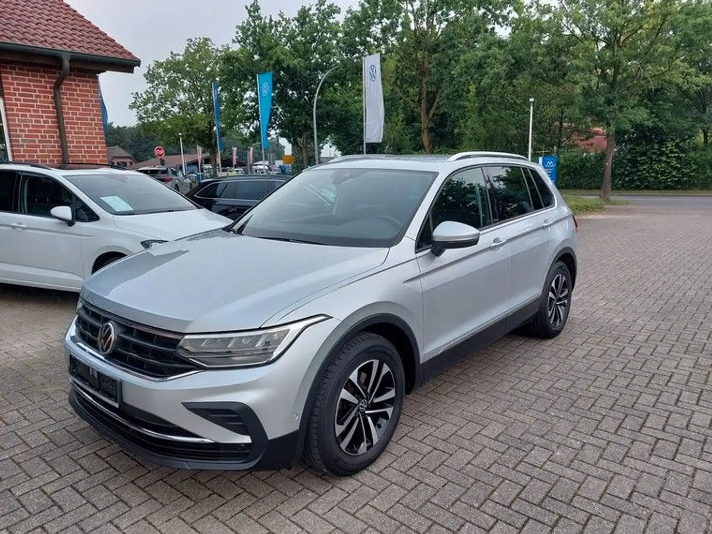 Volkswagen Tiguan 2,0 TDI United DSG*AHK*LED*Kamera*Standhz Silber - 1