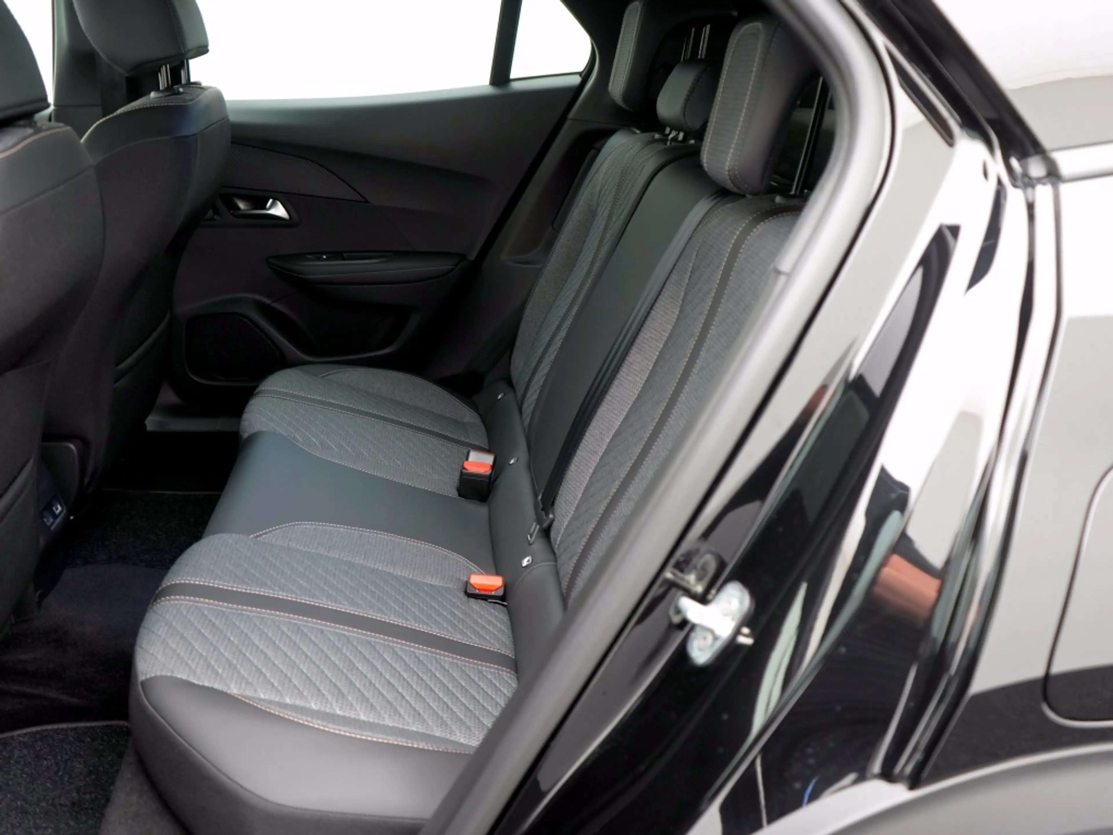 Peugeot e-2008 EV Allure 54 kWh - Private lease 549 pm — photo 15