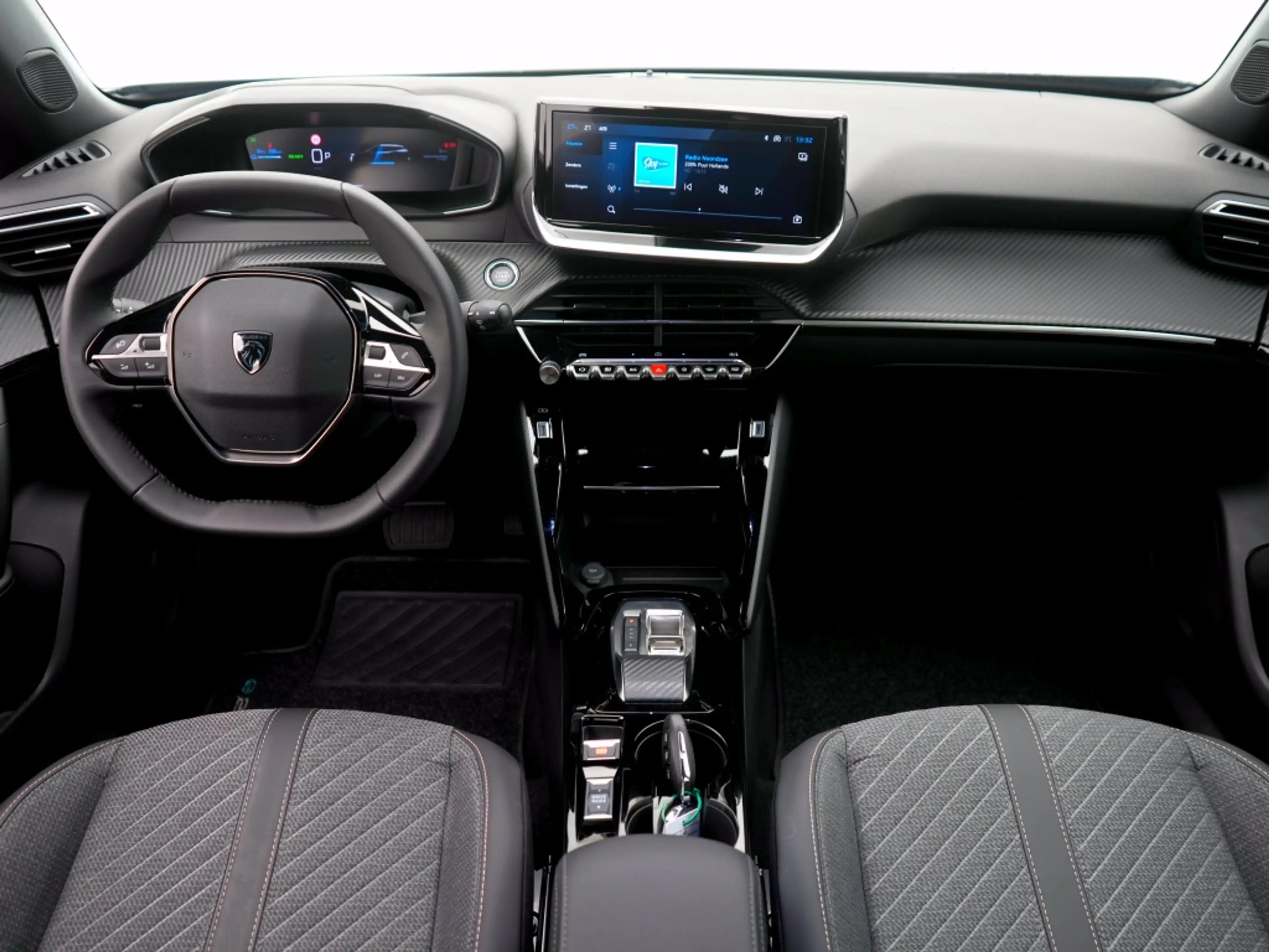 Peugeot e-2008 EV Allure 54 kWh - Private lease 549 pm — photo 3