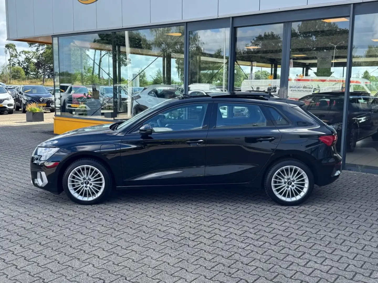 Audi A3 40 TFSI S Line - Panoramadak - Leer - Camera Nero - 2