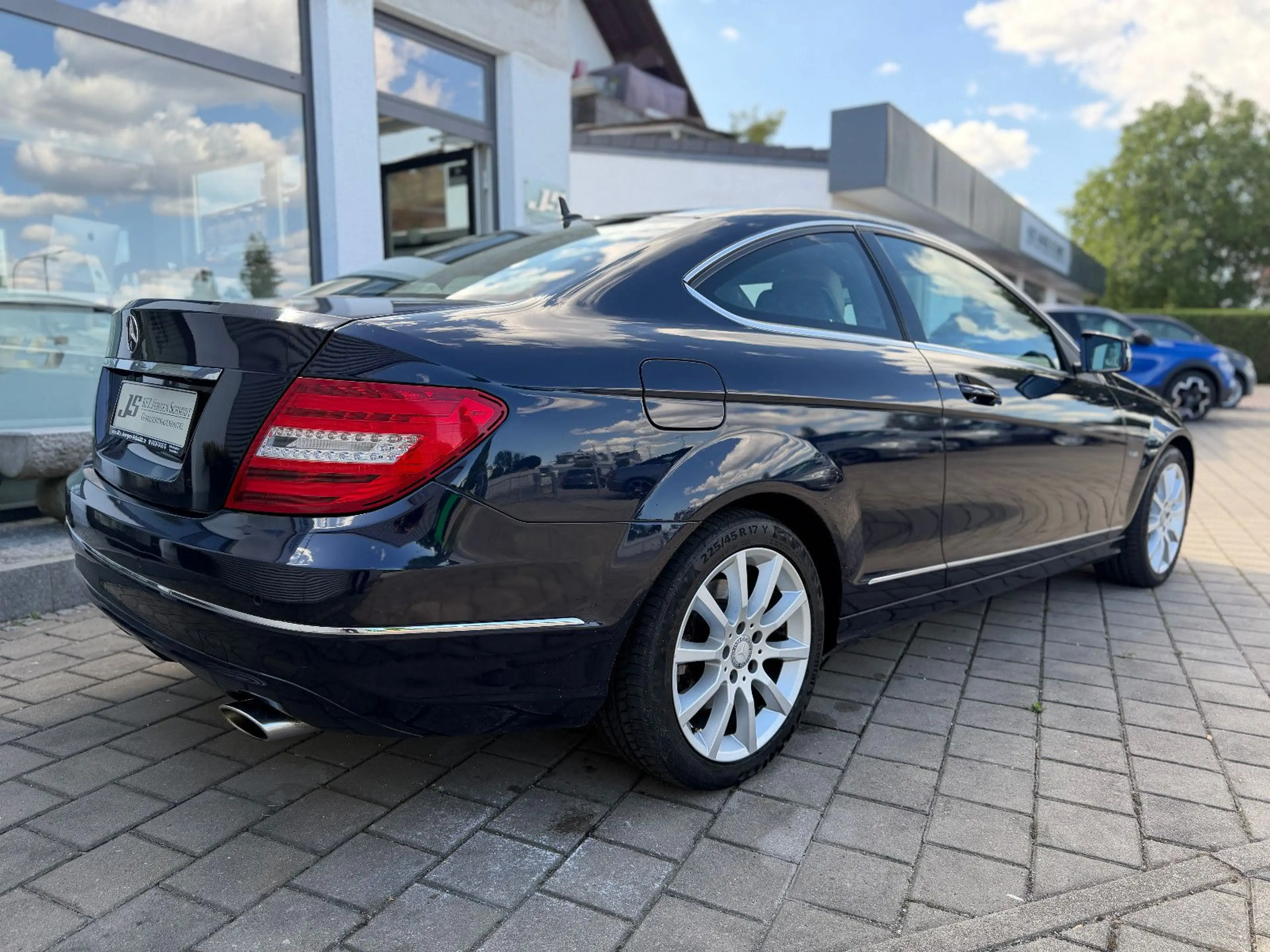 Mercedes-Benz C 350 C Coupe 350 CGI BlueEfficiency COMAND Bi-Xenon — photo 4