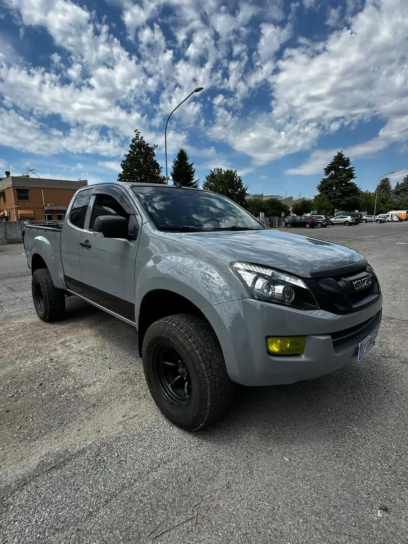 Isuzu D-Max extracab Szary - 1