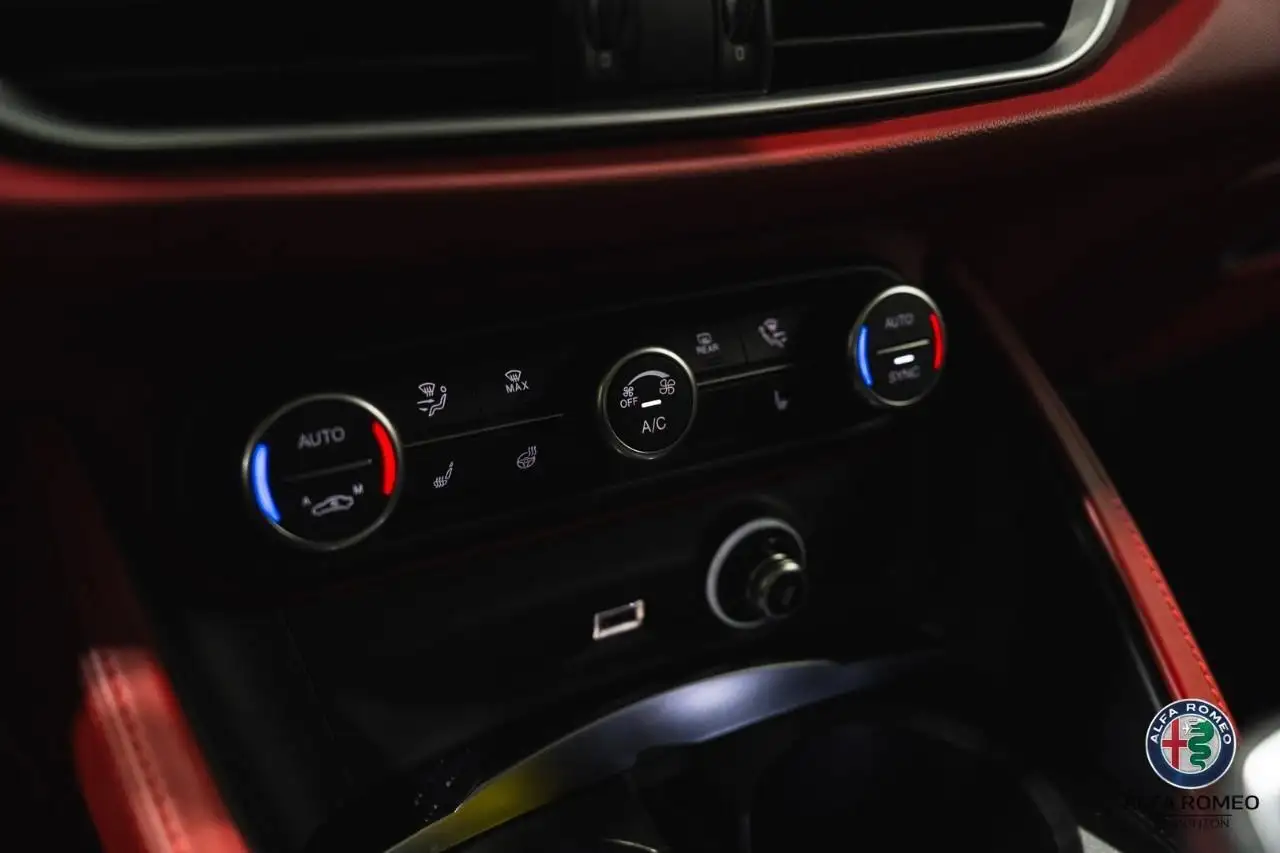 Alfa Romeo Stelvio снимка Alfa Romeo Stelvio