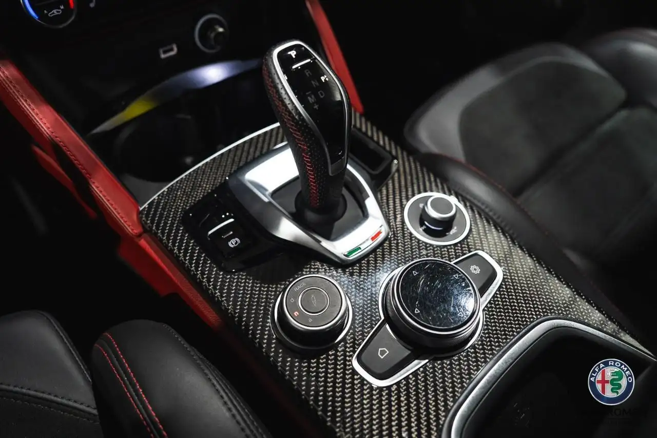 Alfa Romeo Stelvio снимка Alfa Romeo Stelvio