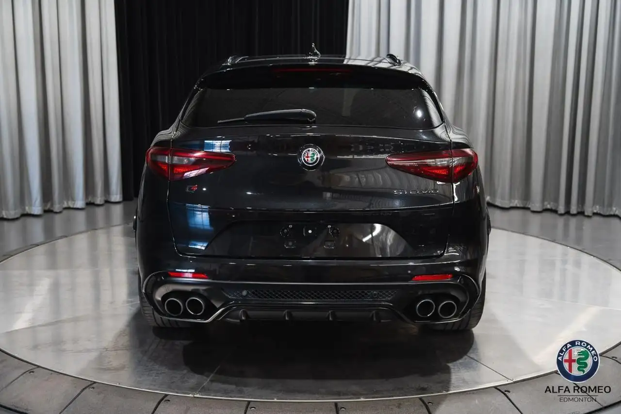 Alfa Romeo Stelvio снимка Alfa Romeo Stelvio