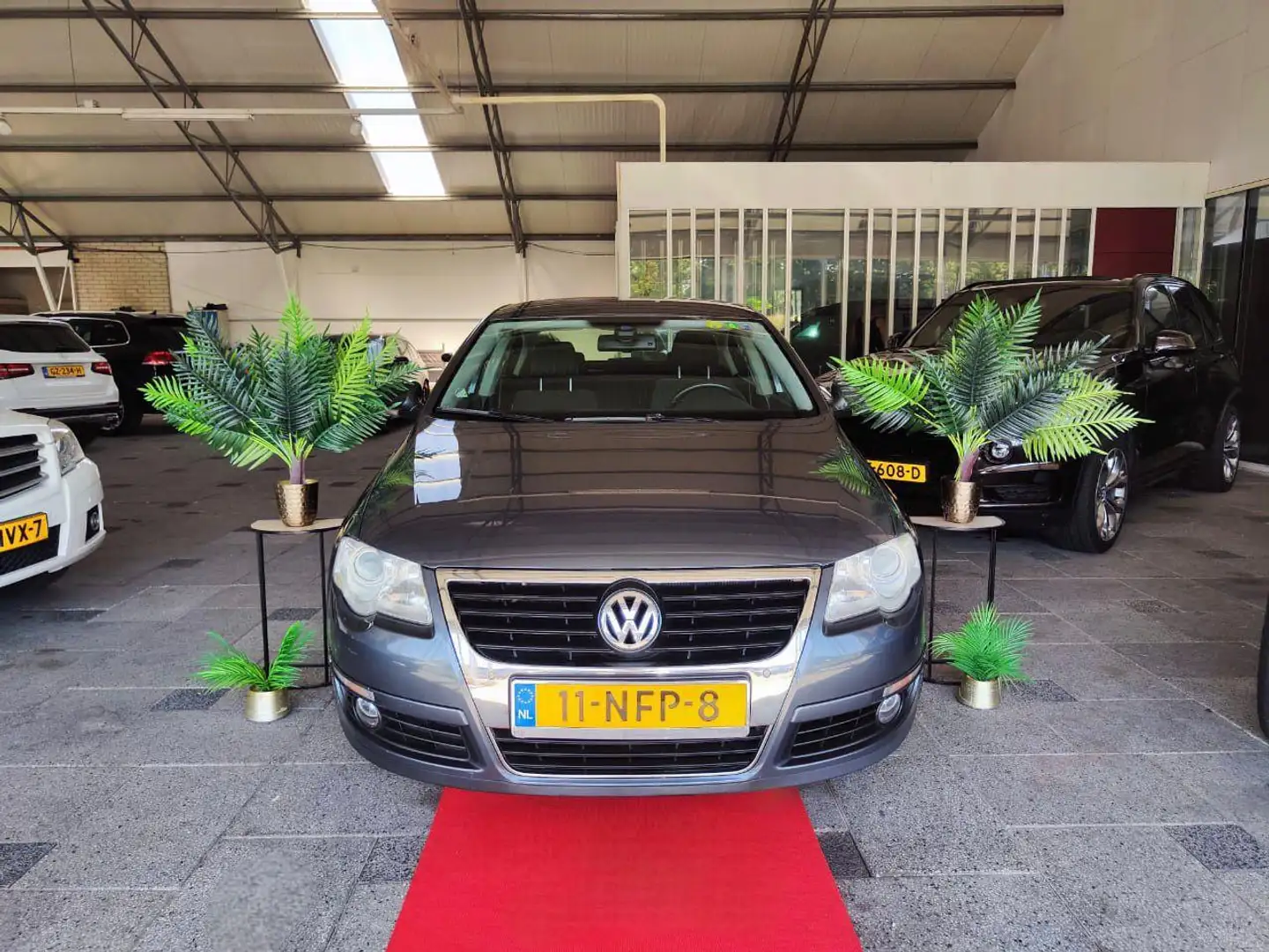 Volkswagen Passat 2.0 TDI HIGHLINE AUT SEDAN 2010 FACELIFT! Grijs - 1