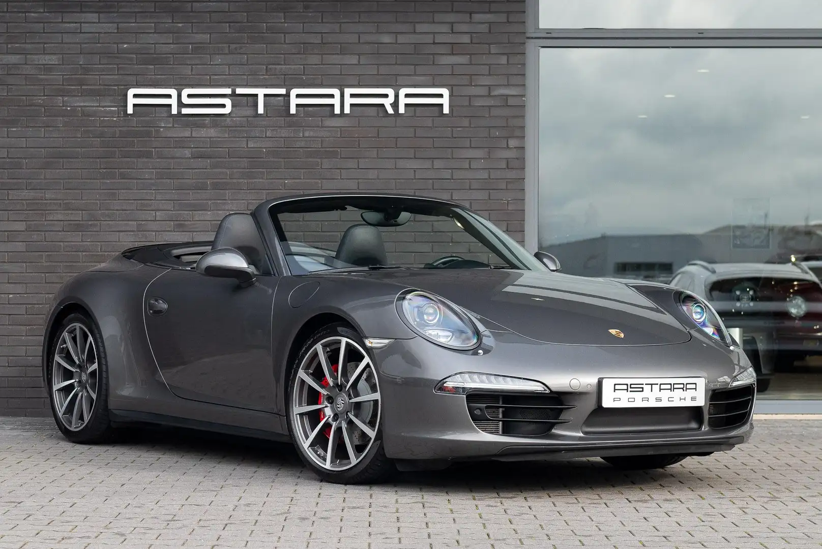 Porsche 991 991 Cabrio 3.8 Carrera 4S | agaatgrijs | 18weg Gris - 1