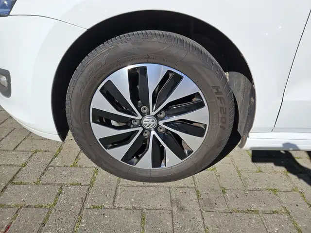 Volkswagen Polo view 4