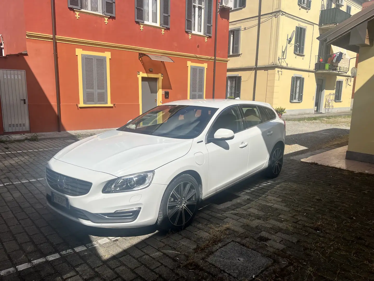 Volvo V60 2.4 d6 phev awd geatronic - 1