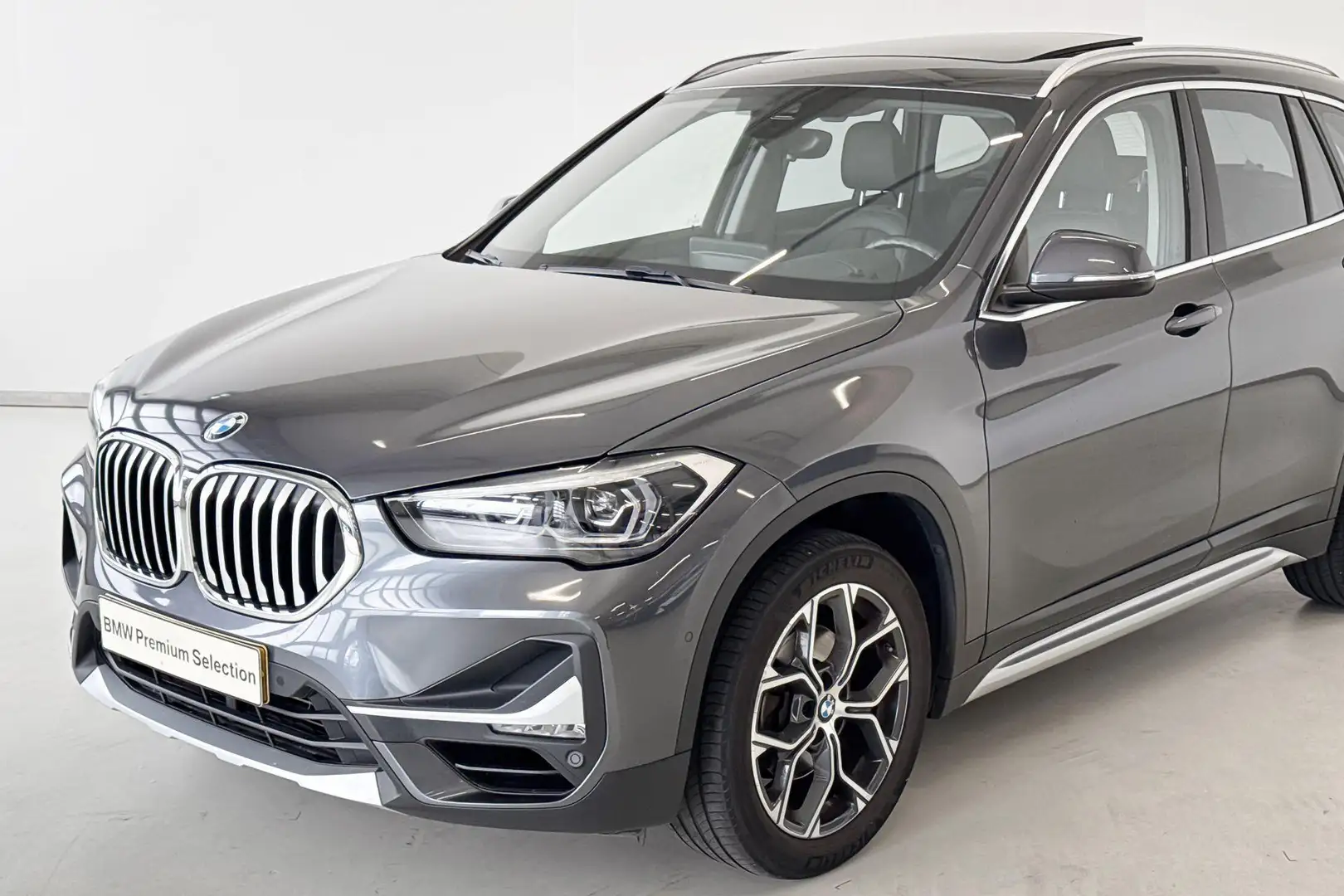 BMW X1 sDrive18i Executive Edition Model xLine Aut. Grijs - 2