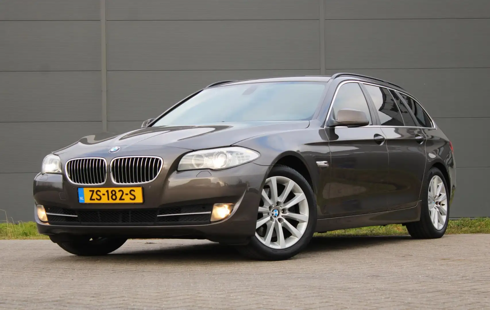 BMW 530 5-serie Touring 530i High Executive Automaat 272PK Bruin - 2