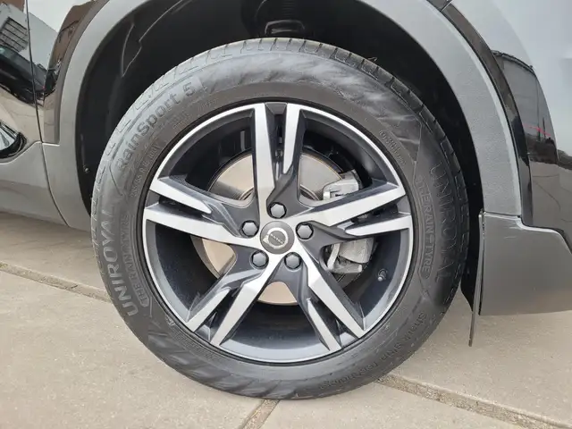 Volvo XC40 view 8