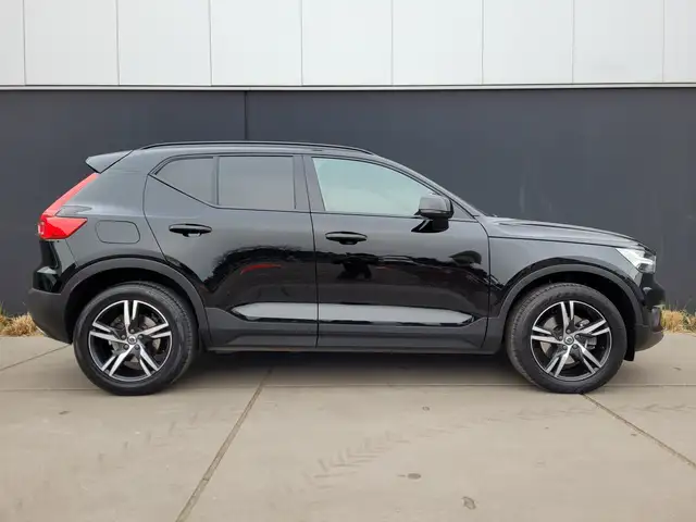 Volvo XC40 view 2