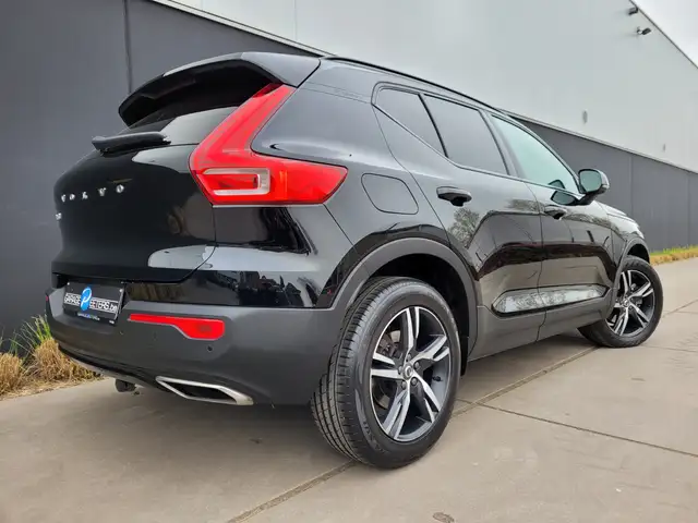 Volvo XC40 view 3
