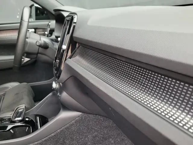Volvo XC40 view 11