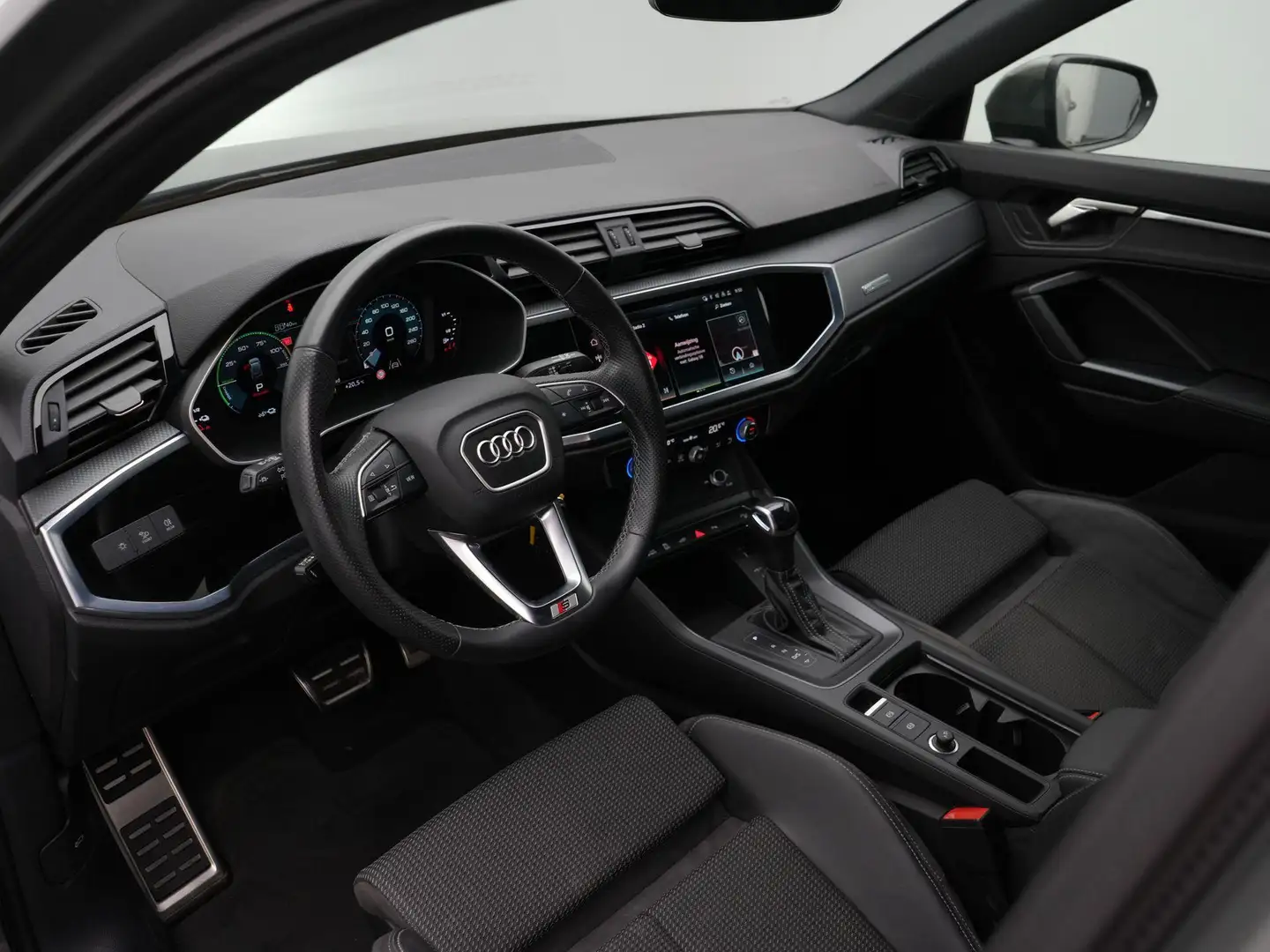 Audi Q3 S edition 45 TFSI e 245 pk S-tronic | S-line | S l Grijs - 2