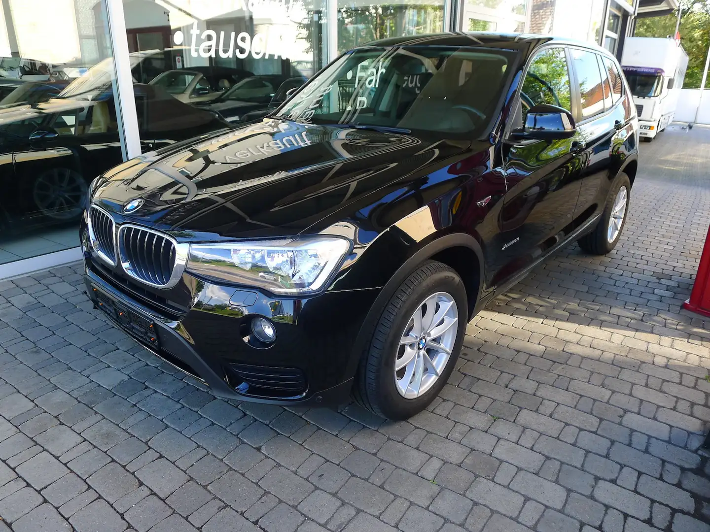 BMW X3 XDrive 20i Advantage Schwarz - 2