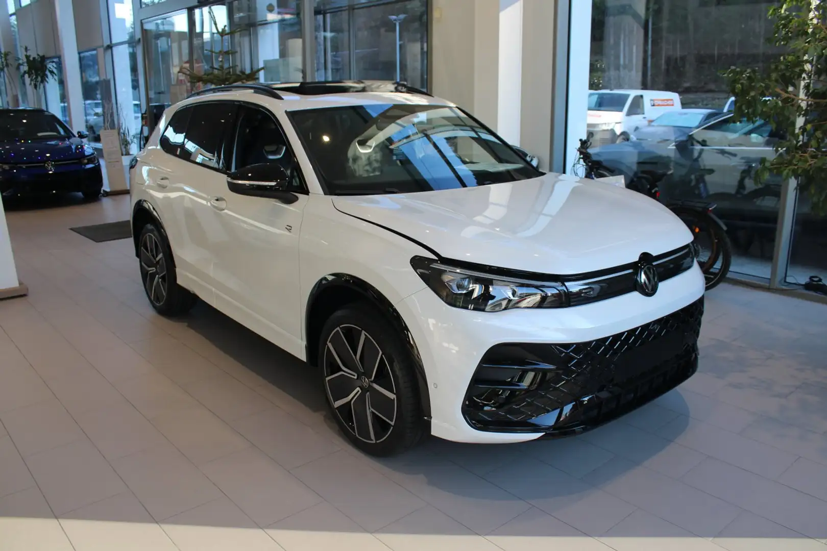 Volkswagen Tiguan Sport TDI 4MOTION DSG Weiß - 1