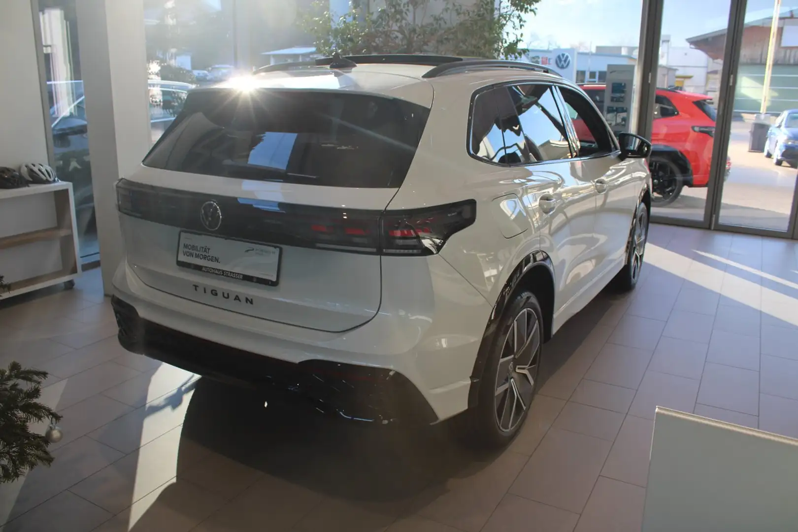 Volkswagen Tiguan Sport TDI 4MOTION DSG Weiß - 2