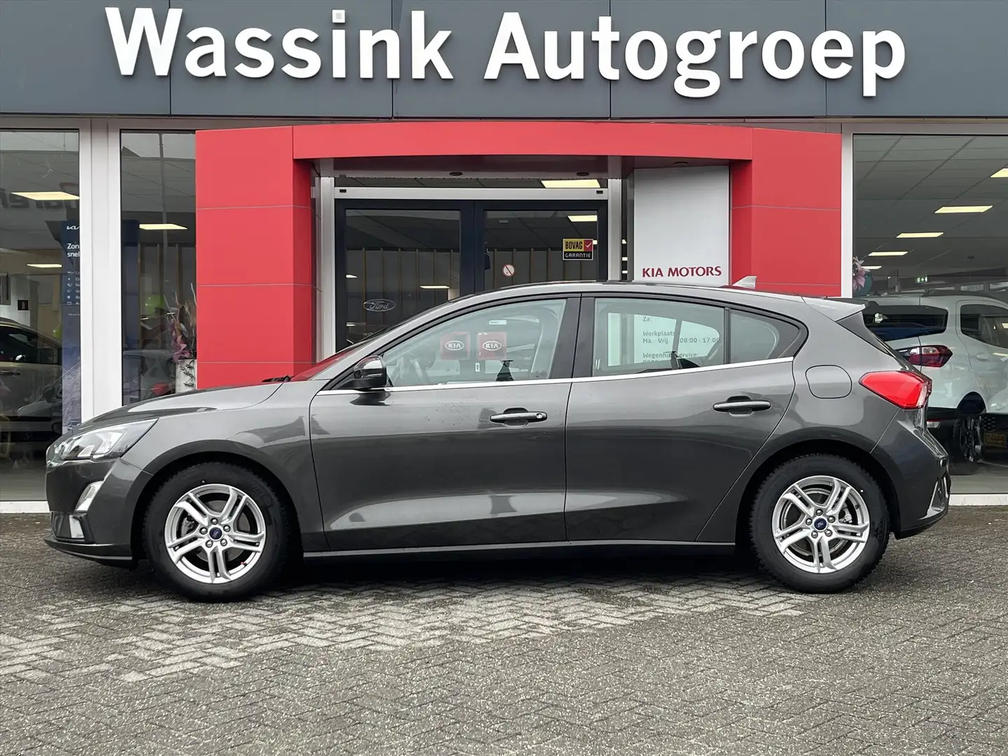 Ford Focus 1.0 EcoBoost Hybrid 125pk Trend | Navigatie | Park Grijs - 2