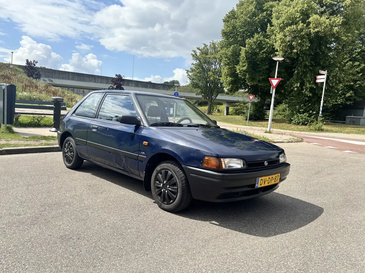 Mazda 323 1.6i LX AUTOMAAT NEW APK 2027 Trekhaak Bleu - 1