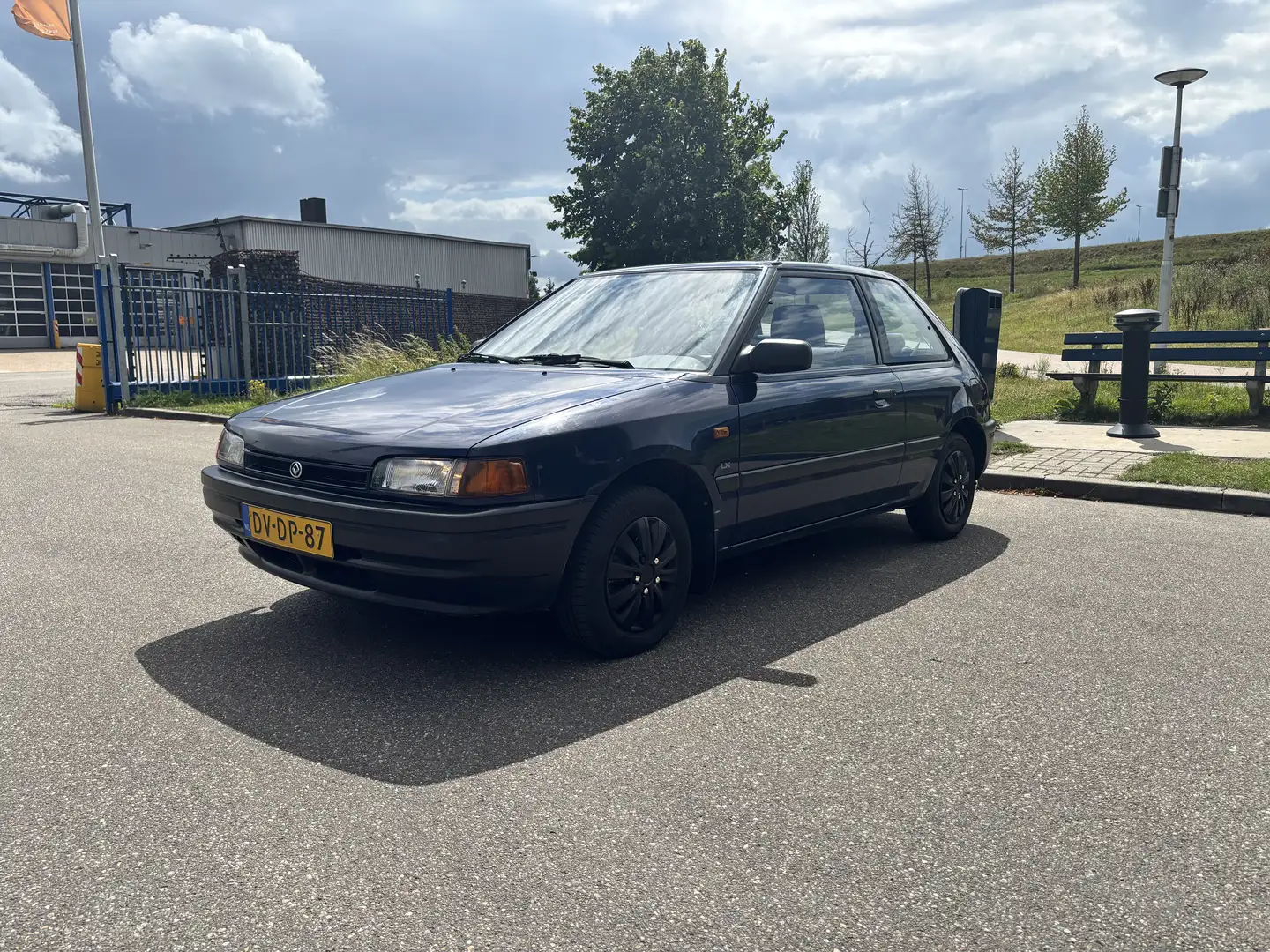 Mazda 323 1.6i LX AUTOMAAT NEW APK 2027 Trekhaak Bleu - 2