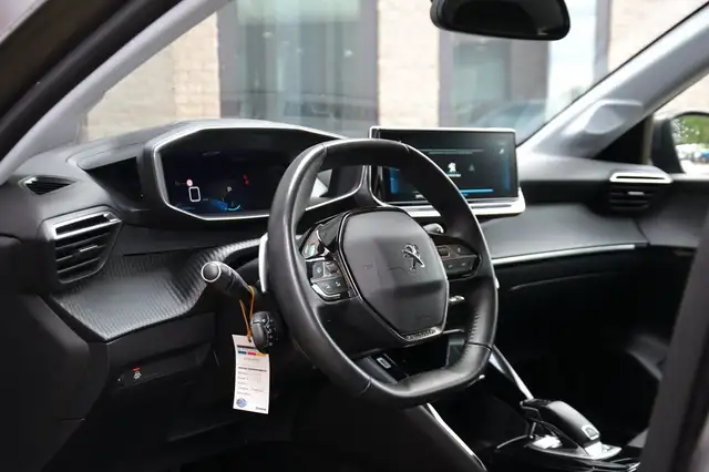 Peugeot 208 view 6