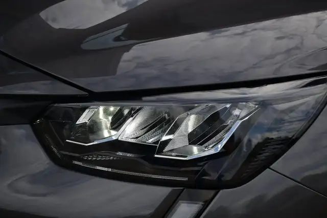 Peugeot 208 view 5