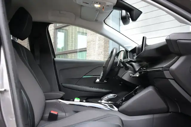 Peugeot 208 view 9