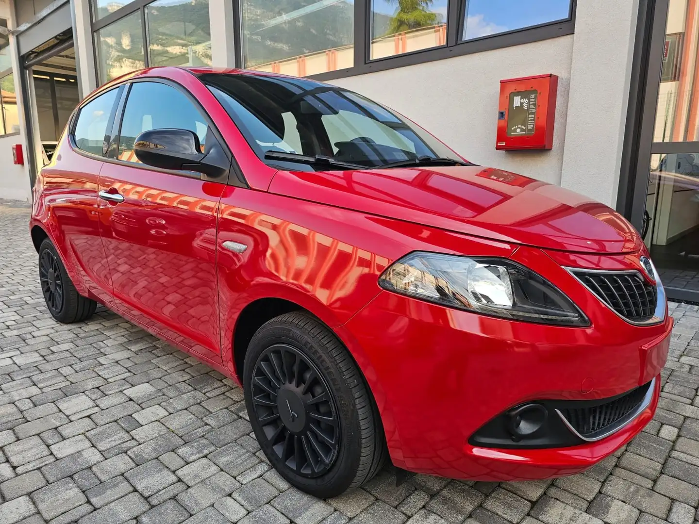 Lancia Ypsilon 1.0 FireFly 5 porte S&S Hybrid Ecochic Silver Rojo - 1