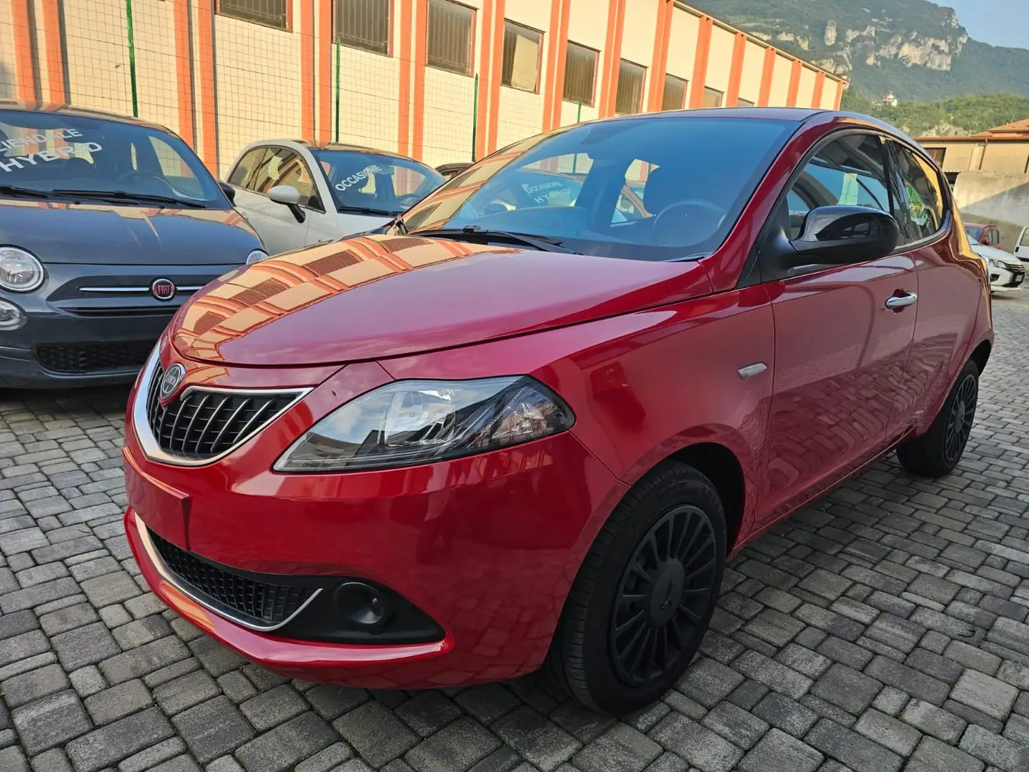 Lancia Ypsilon 1.0 FireFly 5 porte S&S Hybrid Ecochic Silver Rojo - 2