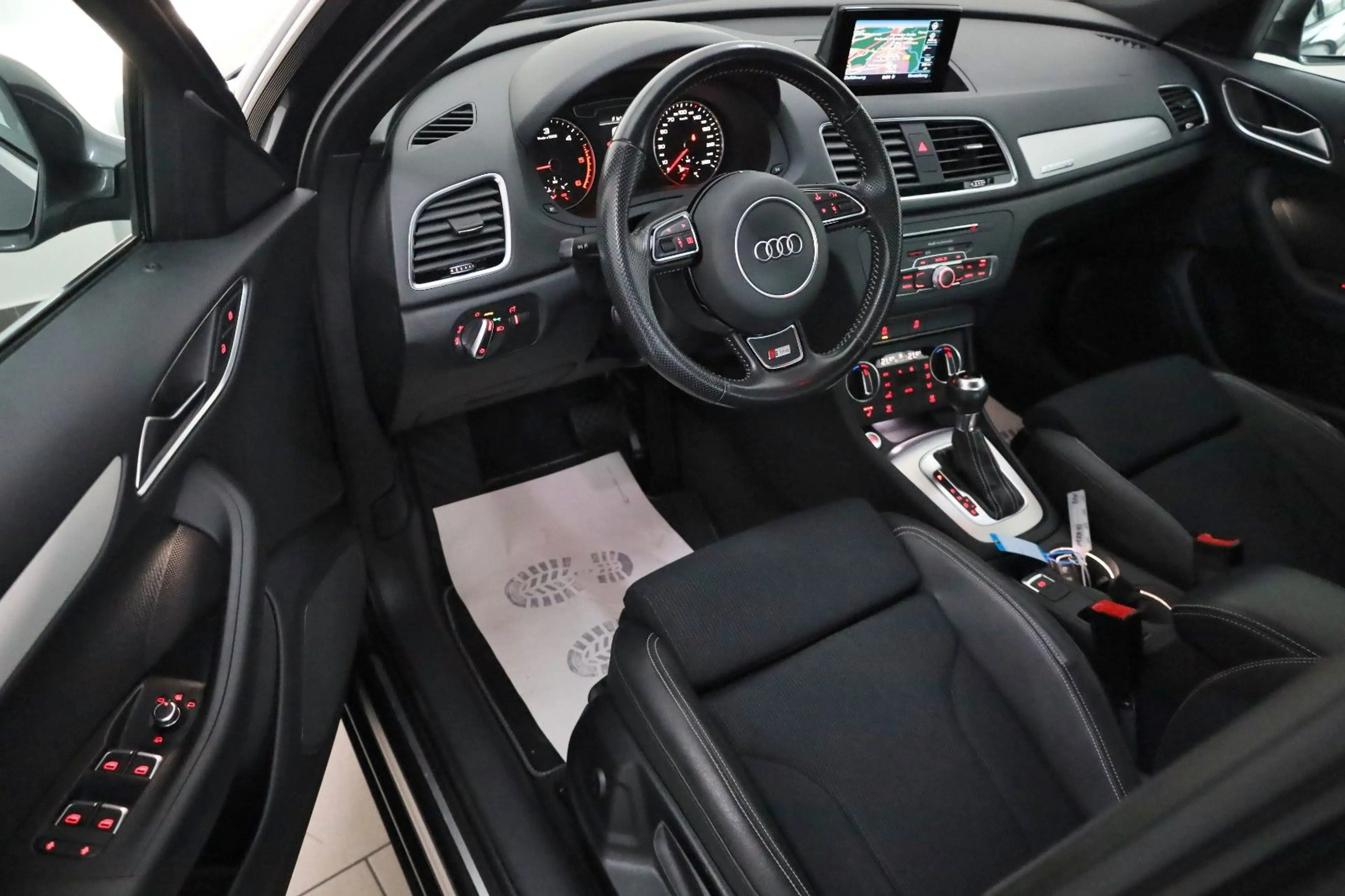 Audi Q3 quattro S Line T.Leder,Navi,Xenon,SH,PDC,AHK — photo 9