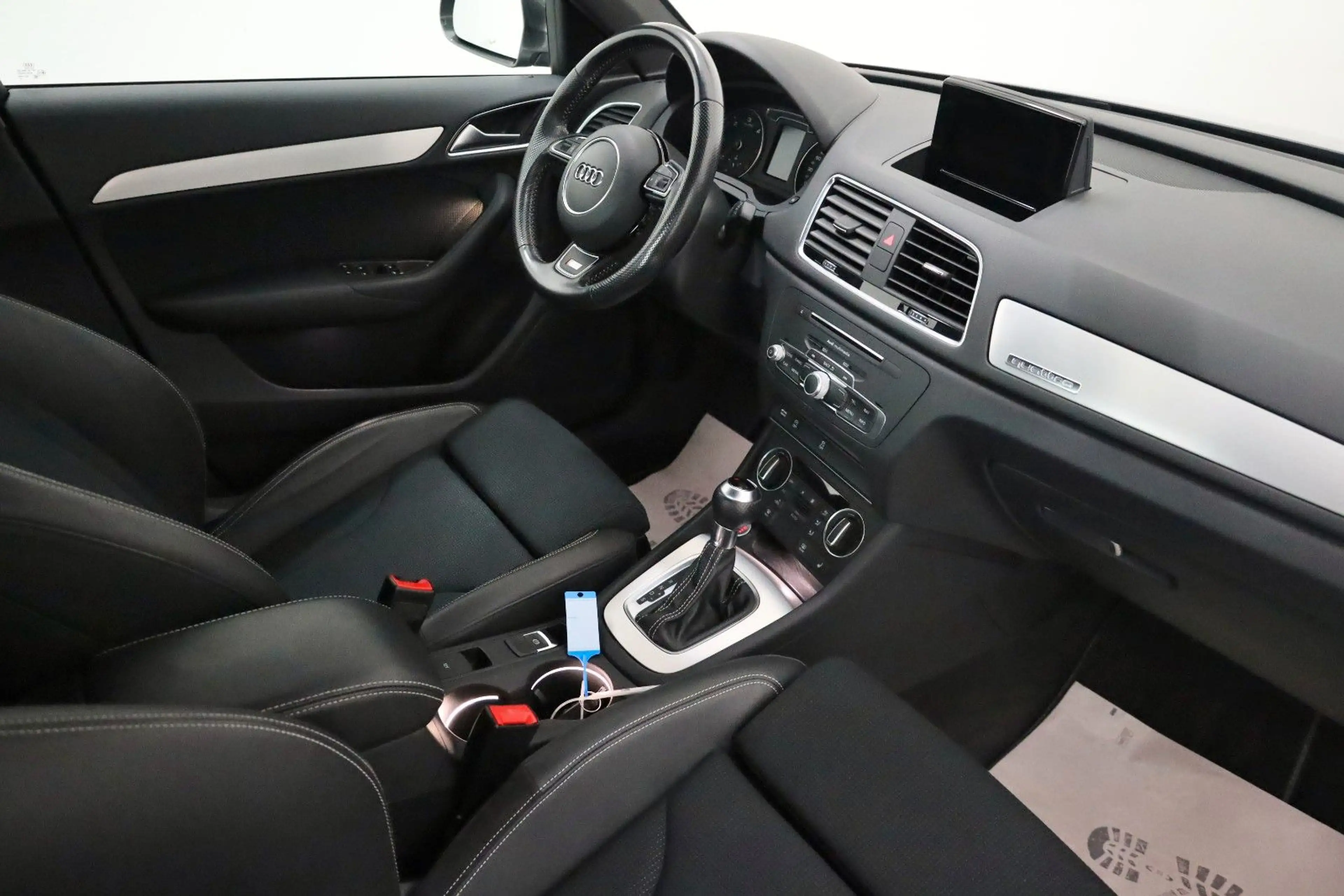 Audi Q3 quattro S Line T.Leder,Navi,Xenon,SH,PDC,AHK — photo 3