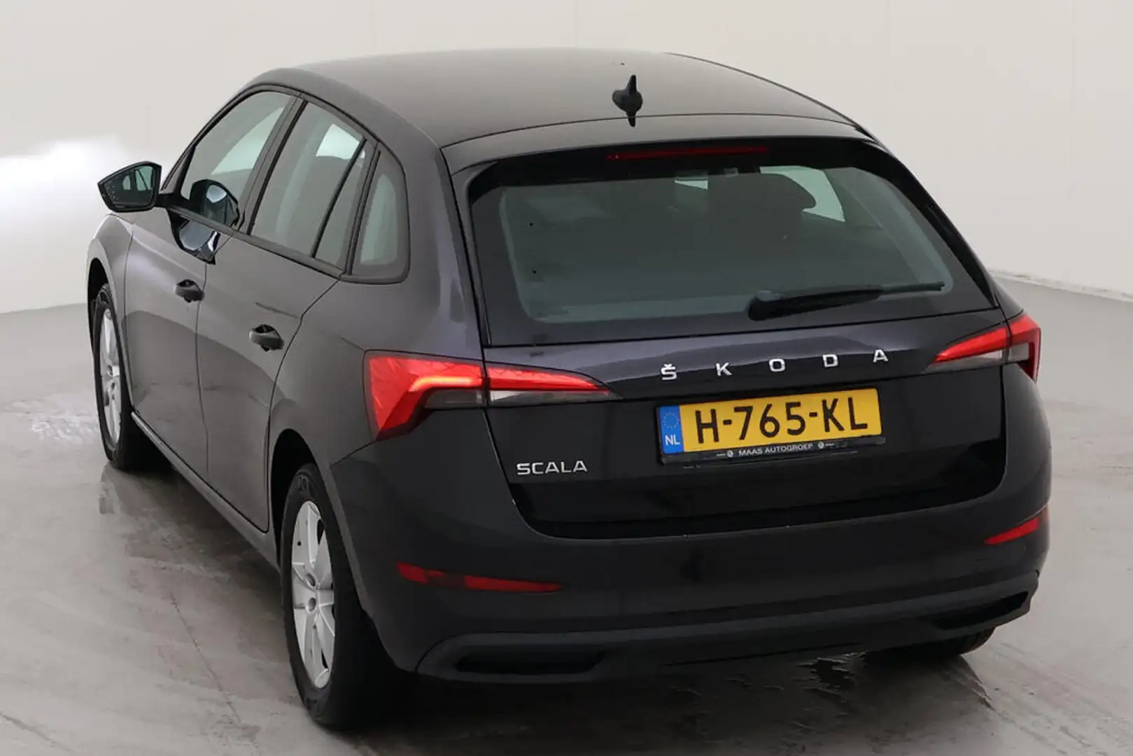 Skoda Scala 1.0 TSI Ambition / APP-CONNECT/ CLIMA/ 16" LMV Zwart - 2