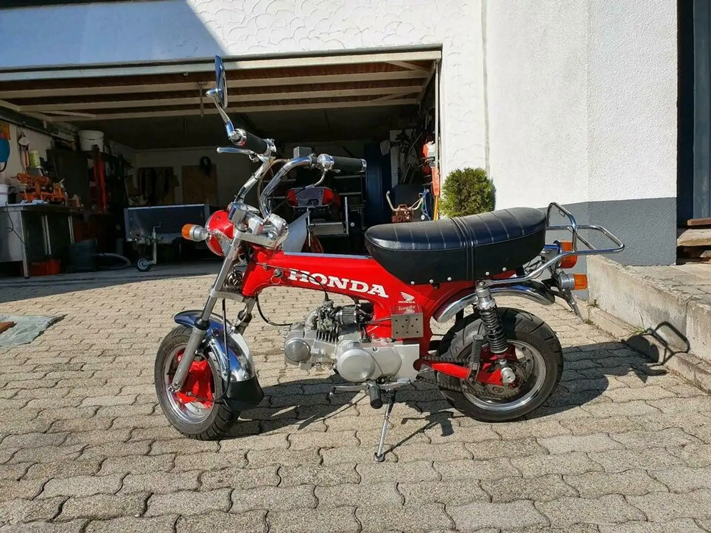Honda DAX ST 125 crvena - 1