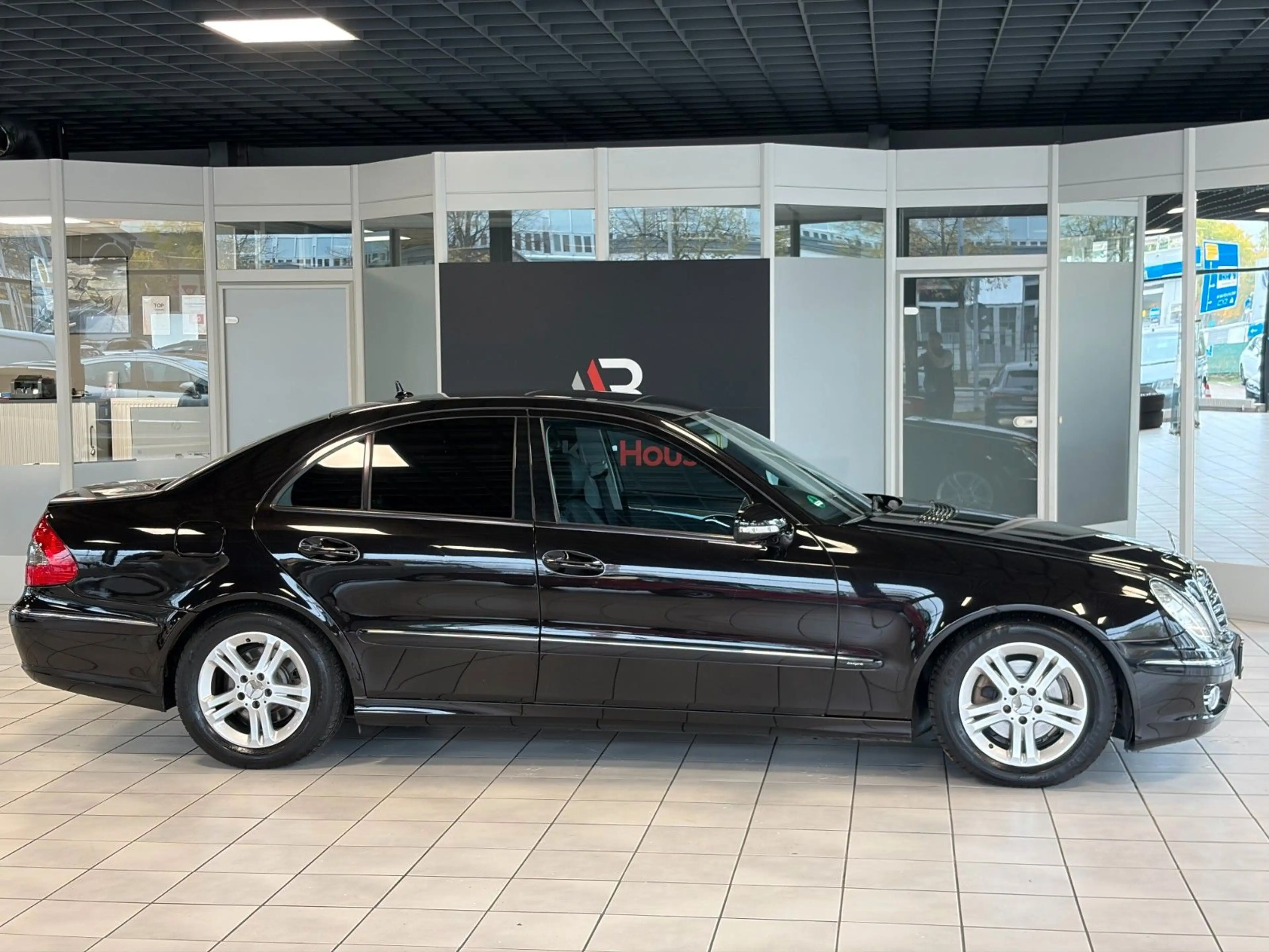 Mercedes-Benz E 220 CDI Lim. Avantgarde · MOPF · Xenon · GSD — photo 2