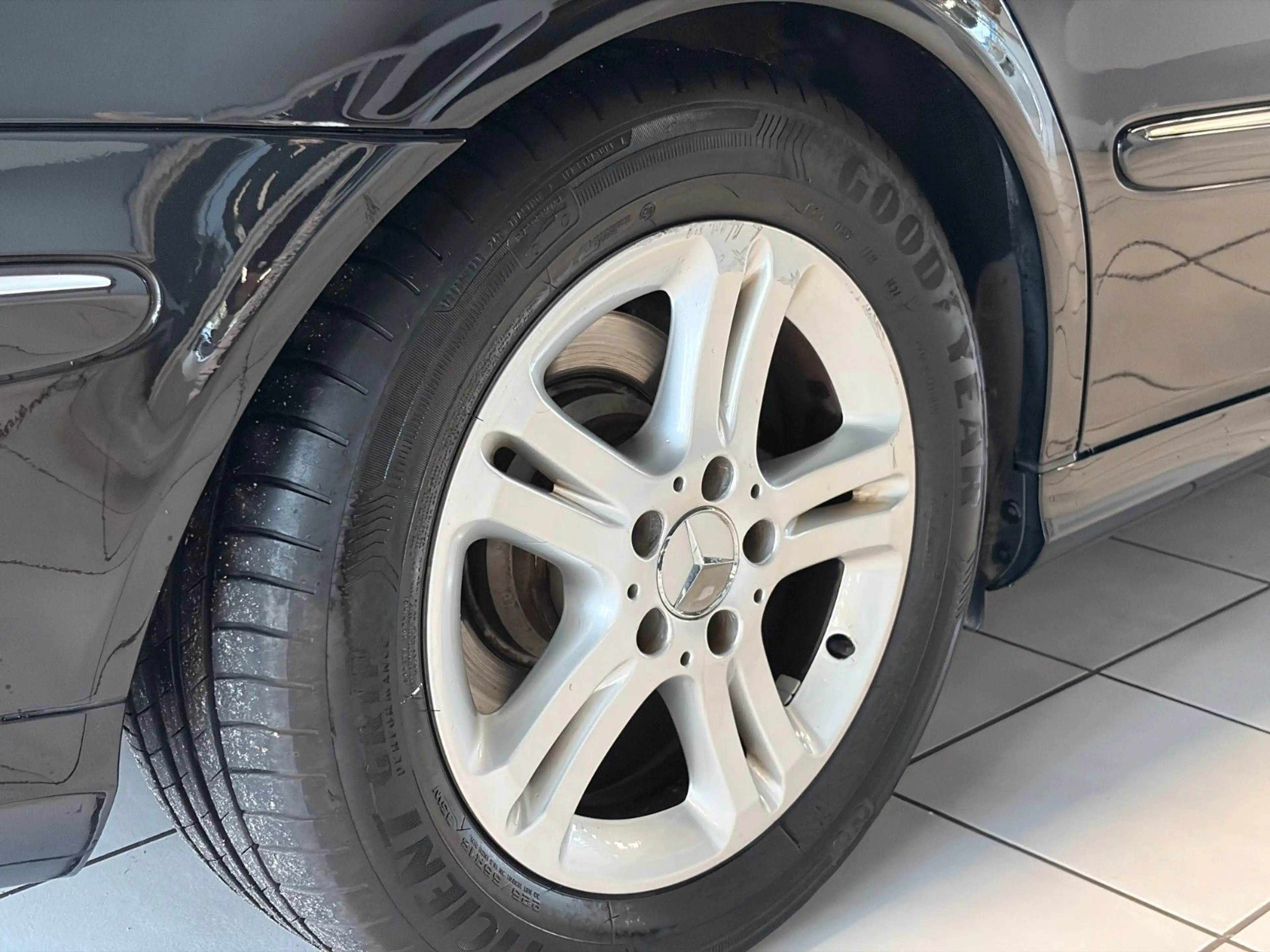 Mercedes-Benz E 220 CDI Lim. Avantgarde · MOPF · Xenon · GSD — photo 12