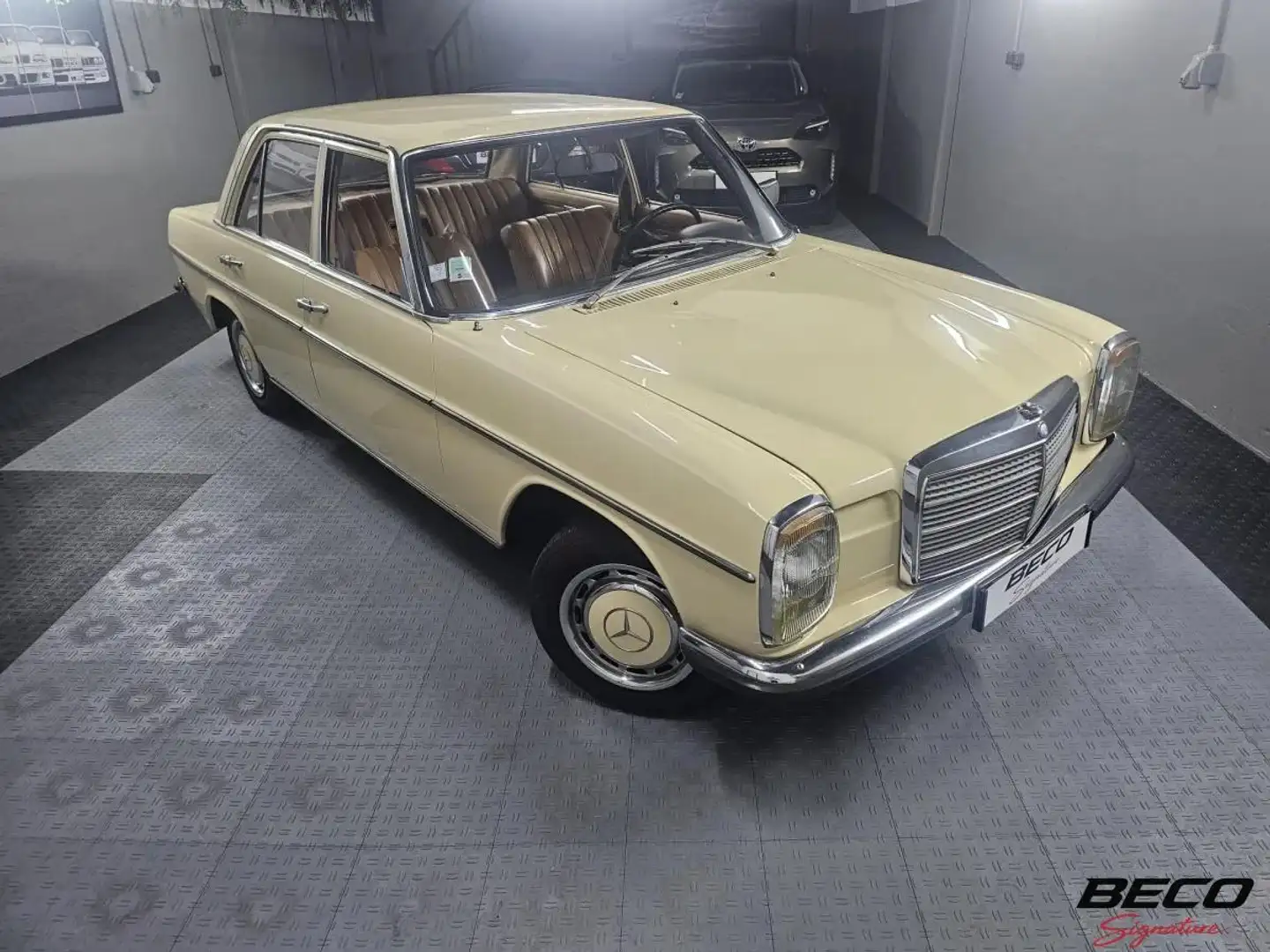 Mercedes-Benz 240 D - W115 Classe E Braun - 1