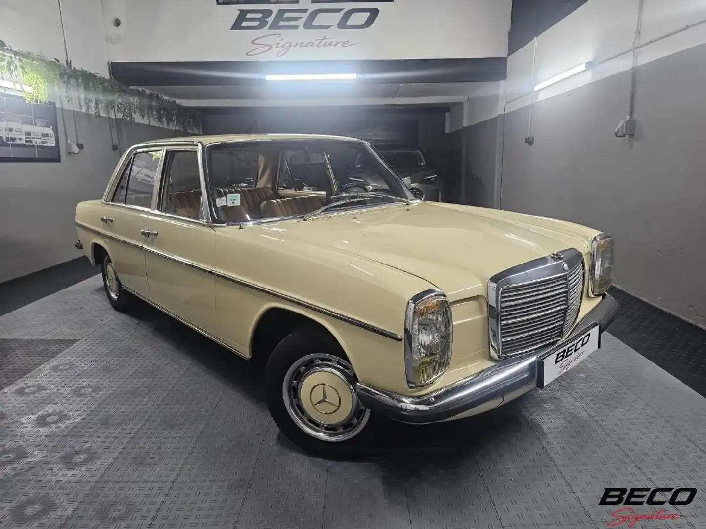 Mercedes-Benz 240 D - W115 Classe E Braun - 2