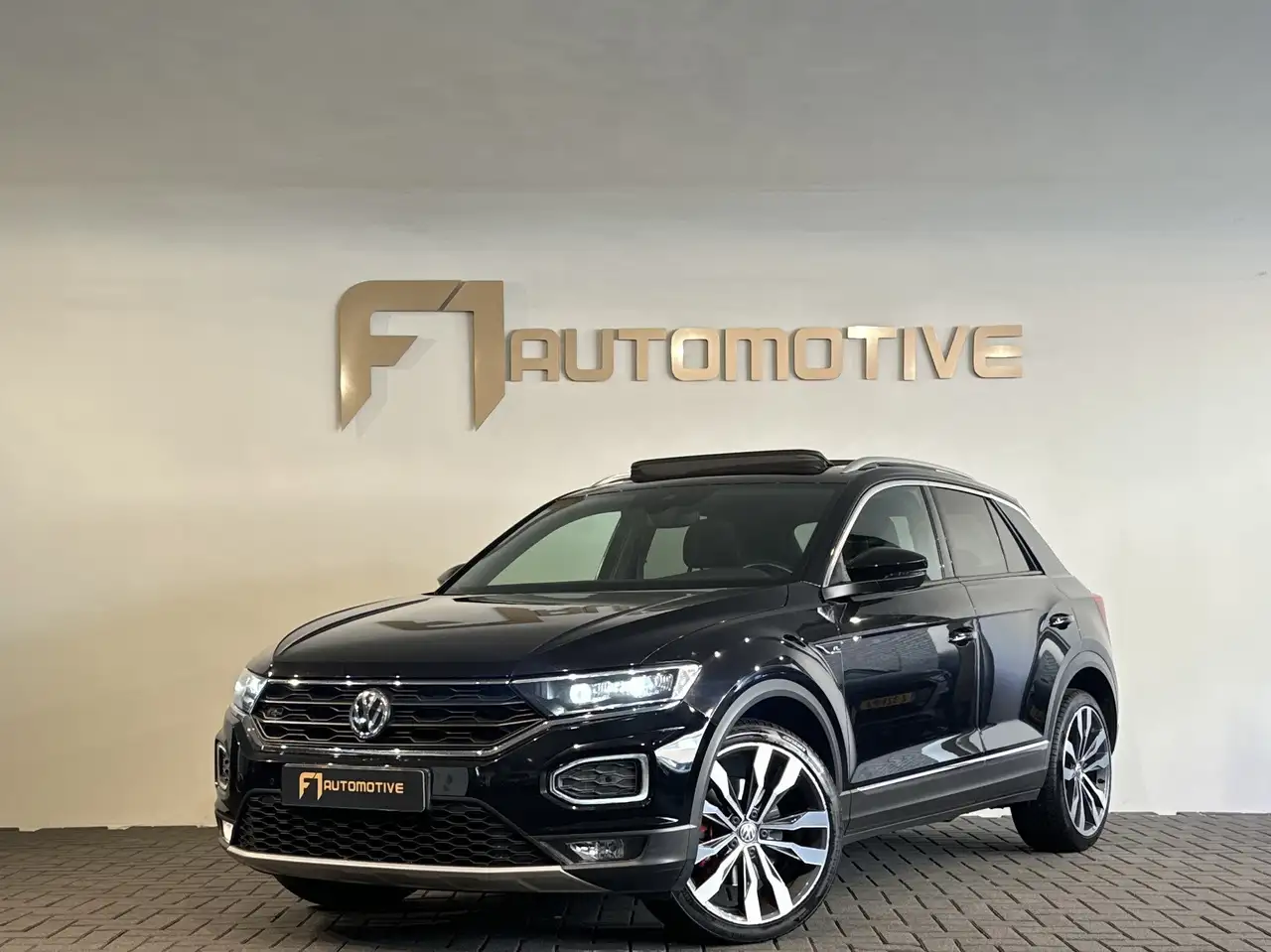 Volkswagen T-Roc 1.5 TSI R-Line Pano|BlindSpot|ACC|Stoelverwarming — photo 1 of 32