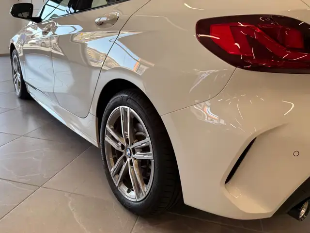 BMW 1 Series view 8