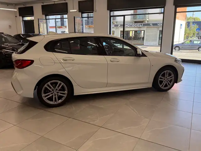 BMW 1 Series view 4
