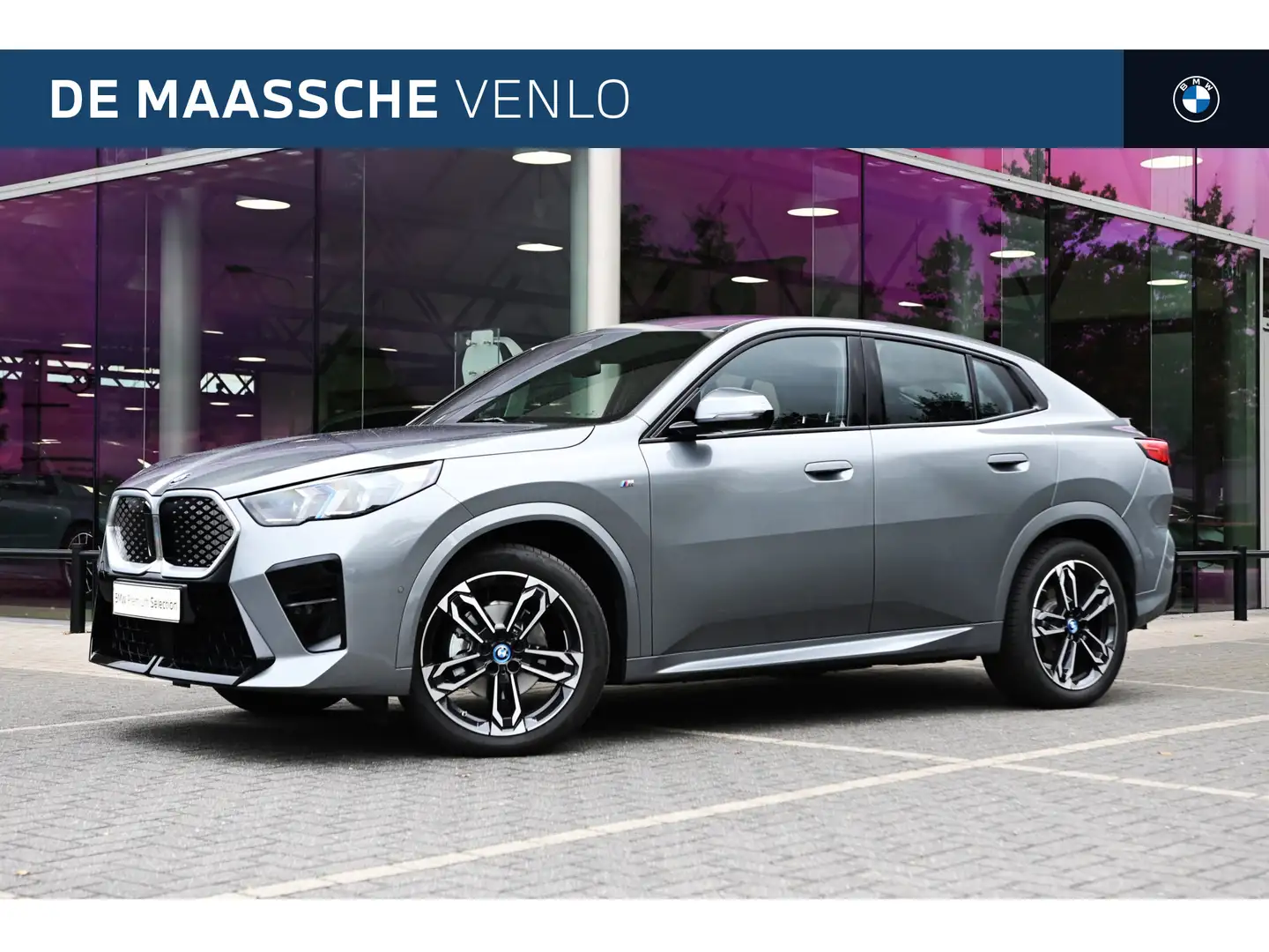 BMW iX2 eDrive20 M Sport / Sportstoelen / M Adaptief onder Gri - 1