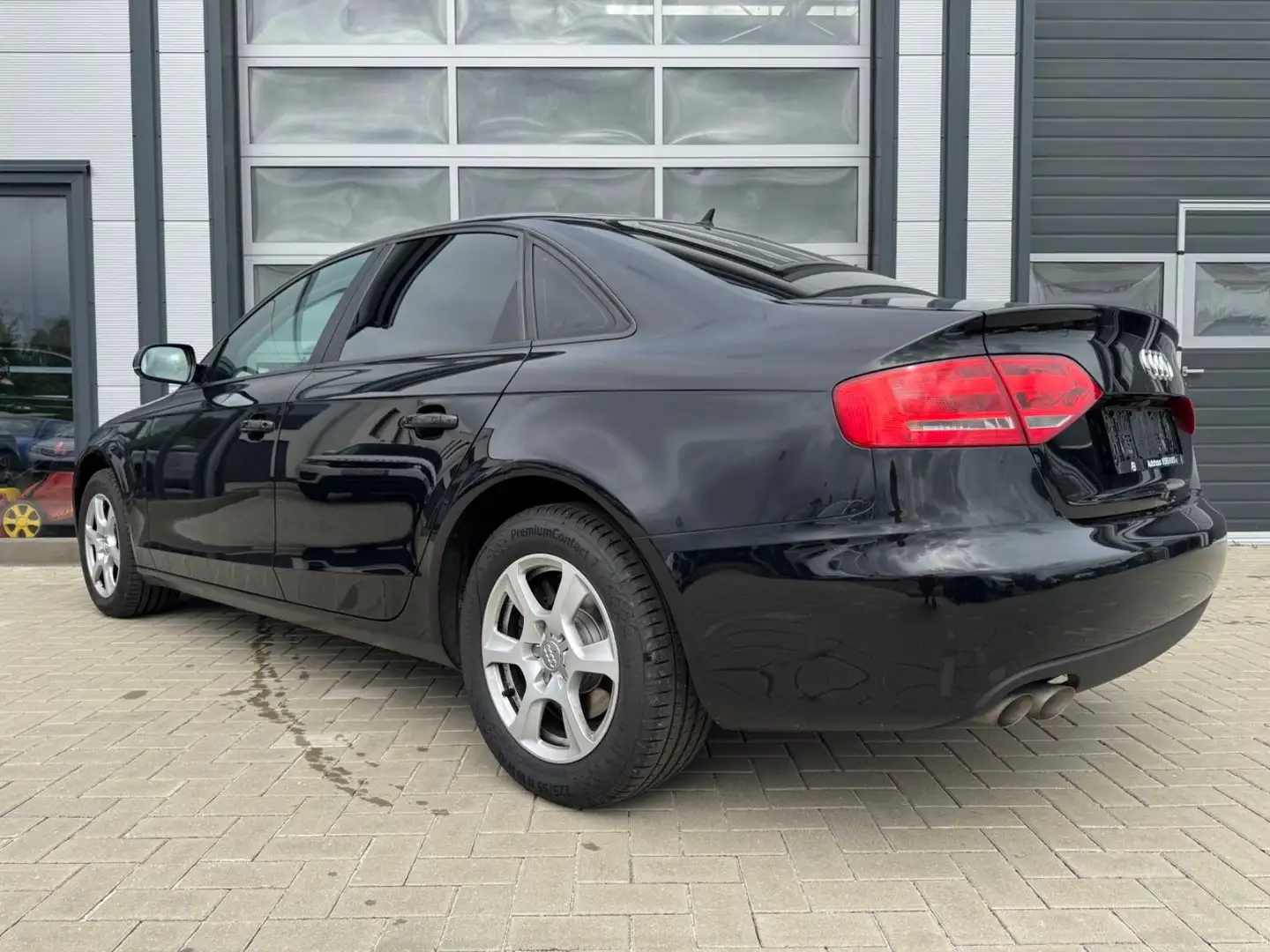 Audi A4 Lim. Attraction 2.0TDI MMI NAVI Schwarz - 2