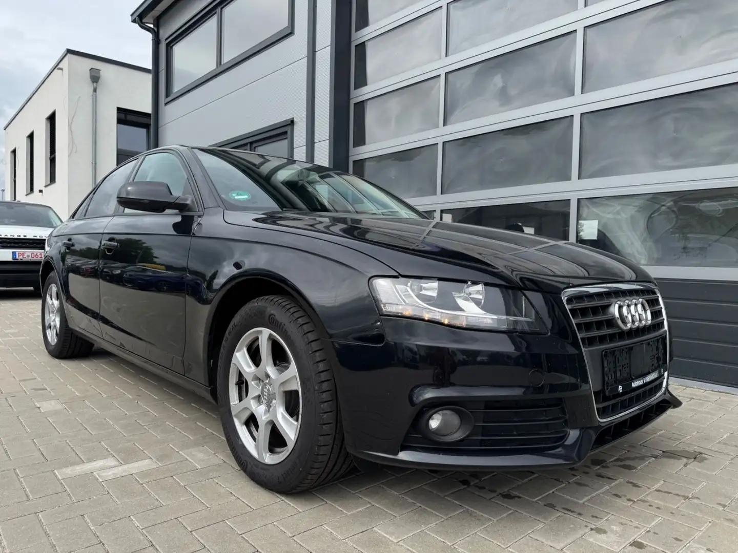 Audi A4 Lim. Attraction 2.0TDI MMI NAVI Schwarz - 1