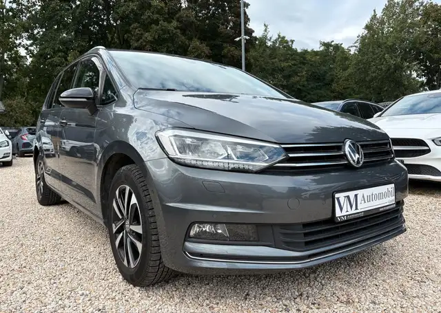 Volkswagen Touran view 3