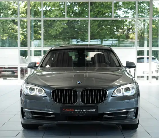 BMW 7 Series view 3