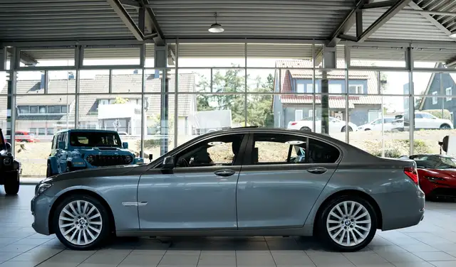 BMW 7 Series view 10