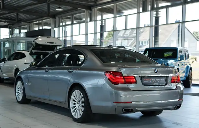 BMW 7 Series view 9